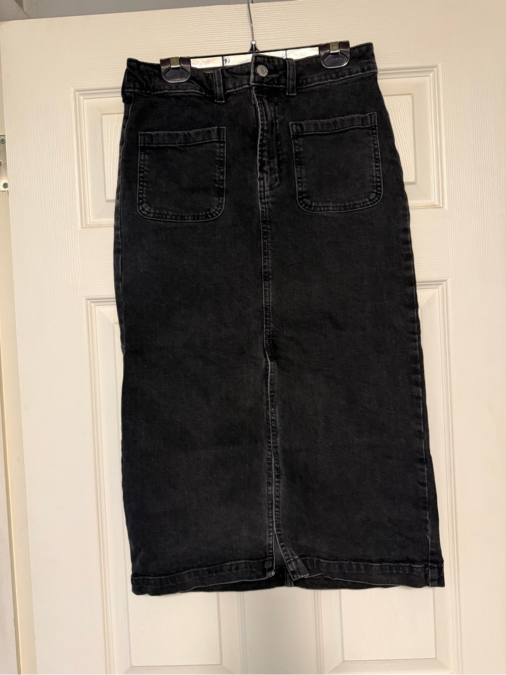 Gap women's Black Denim Jeans Skirt - Straight Fit
Front pockets